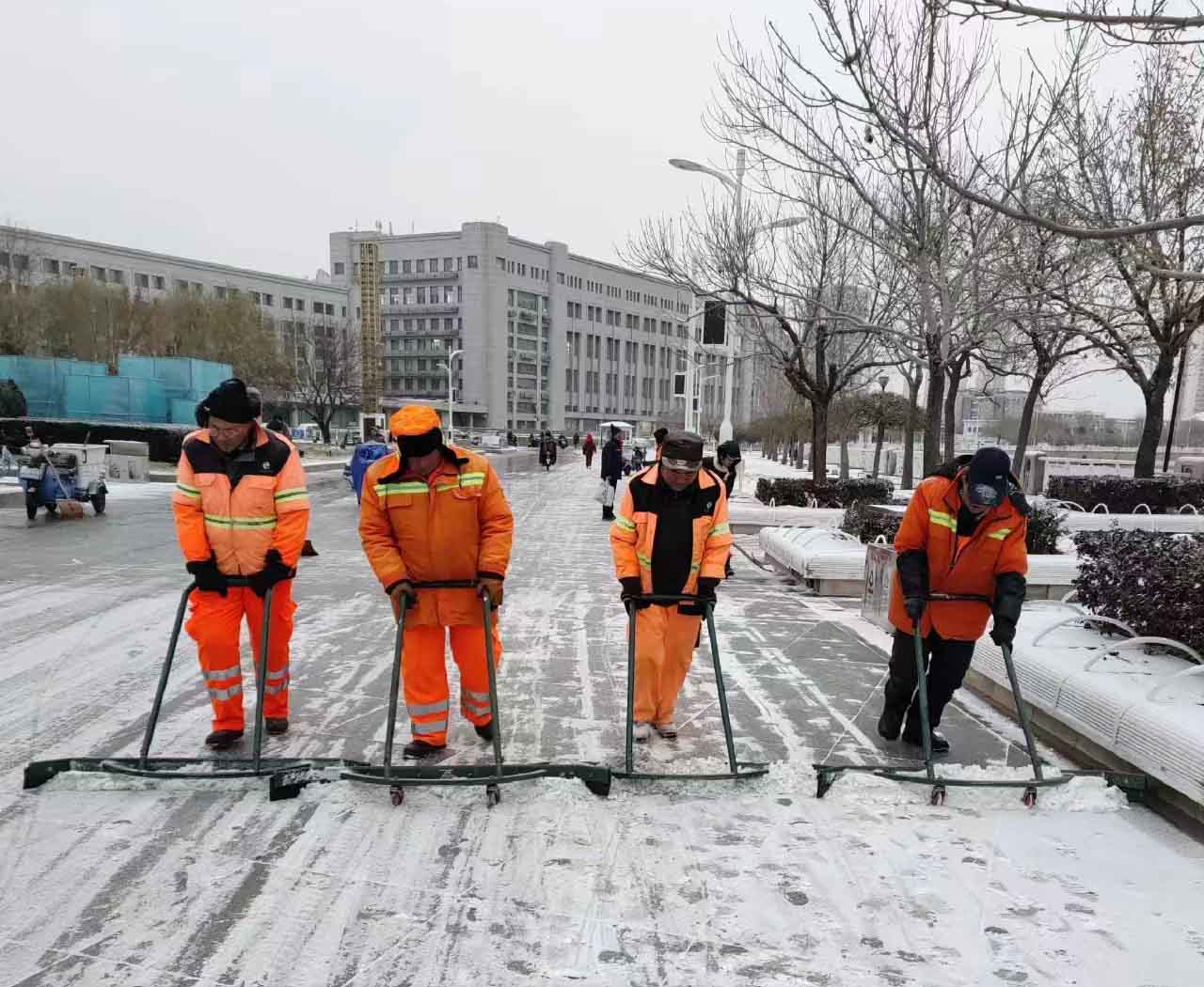 以雪為令 保障出行 | 大雪紛飛而至，&#38738;&#38738;&#33609;&#21407;&#32593;&#22336;人清雪忙
