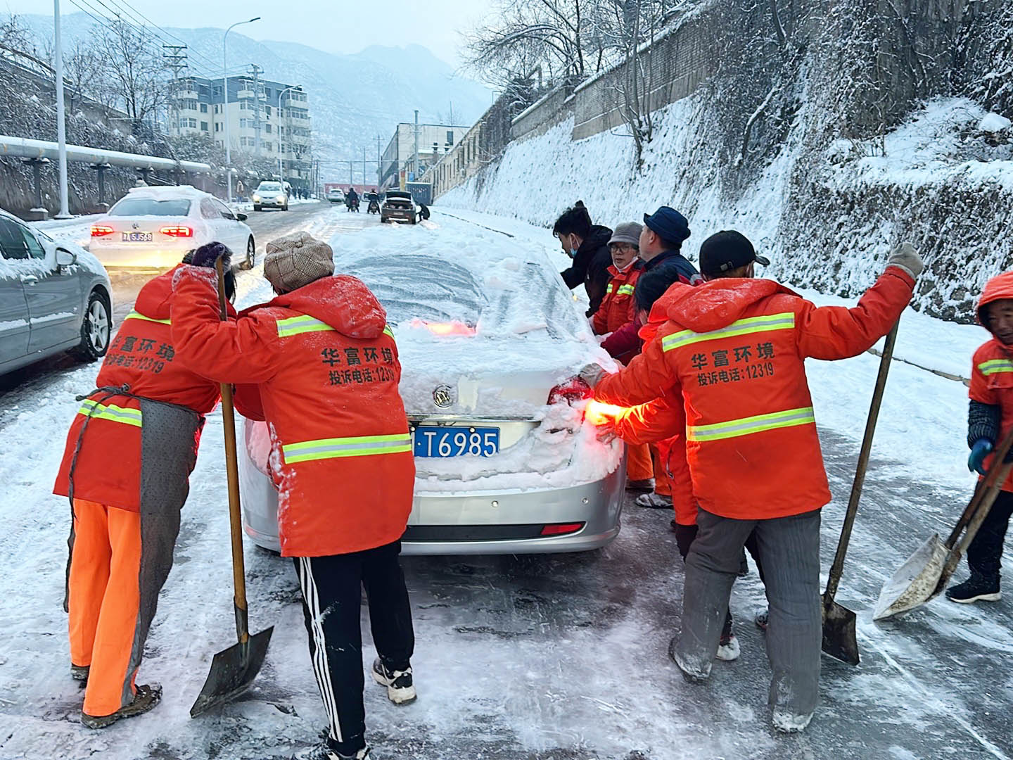 以雪為令 保障出行 | 大雪紛飛而至，&#38738;&#38738;&#33609;&#21407;&#32593;&#22336;人清雪忙